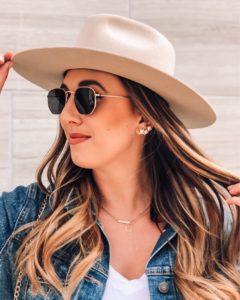 how to casually wear a wide brim hat with a denim jacket